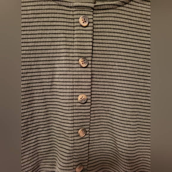 Blue blush Green Striped Crop Top in size Medium - Picture 2 of 3